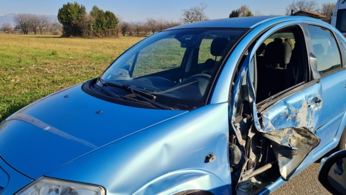 La strada è stretta, il camion distrugge la fiancata dell’auto