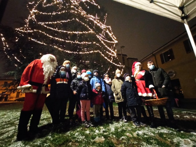 Natale: acceso il grande albero e successo per il Presepe vivente