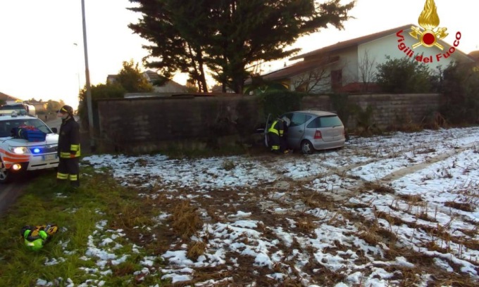Perde il controllo dell’auto e finisce contro un muro: 81enne muore in ospedale