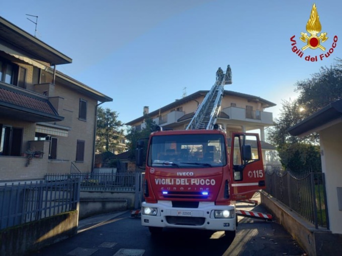 Incendio canna fumaria, accorsi quattro mezzi dei Vigili del Fuoco