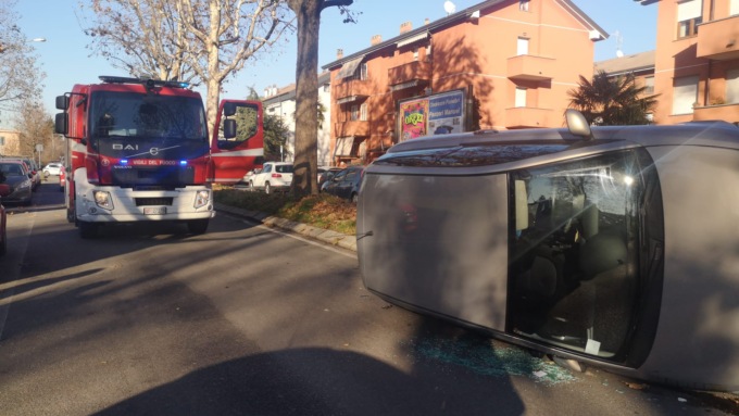 Ribaltamento a Desio: soccorsa una 83enne