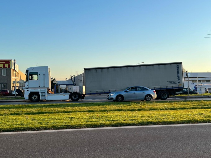 Traffico bloccato in viale Fermi per un camion che ha perso il rimorchio