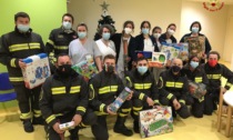I Vigili del fuoco consegnano i doni ai bambini del Centro Maria Letizia Verga e in ospedale