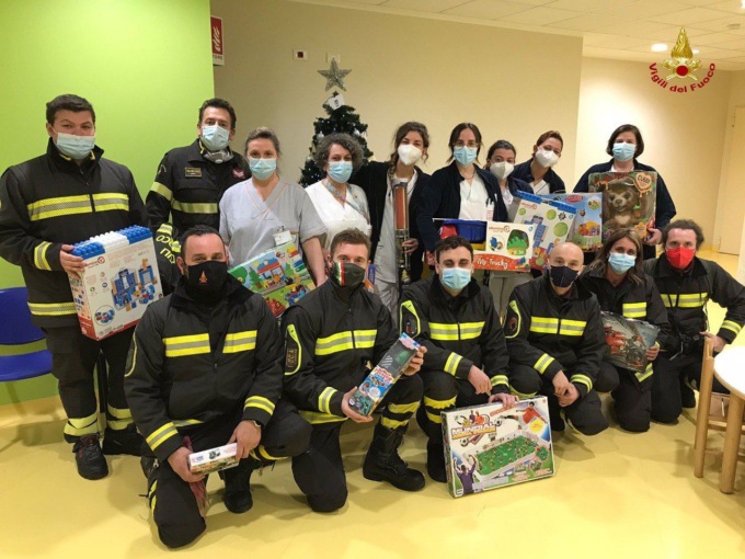 I Vigili del fuoco consegnano i doni ai bambini del Centro Maria Letizia Verga e in ospedale