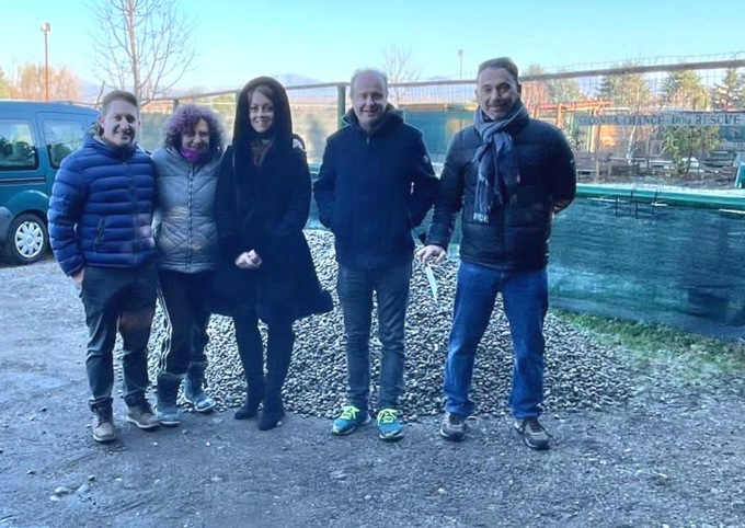 I consiglieri di opposizione regalano 60 quintali di terreno ai cani abbandonati