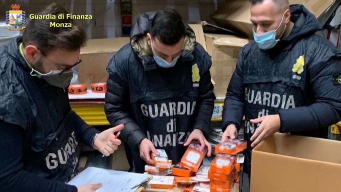 Sequestrati migliaia di auricolari contraffatti e luminarie natalizie non sicure