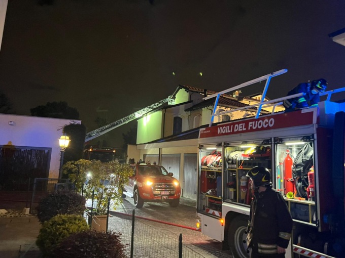 Vigili del fuoco al lavoro in via Casati a Monza
