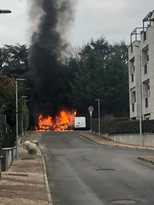 Pompieri a Correzzana per due auto a fuoco