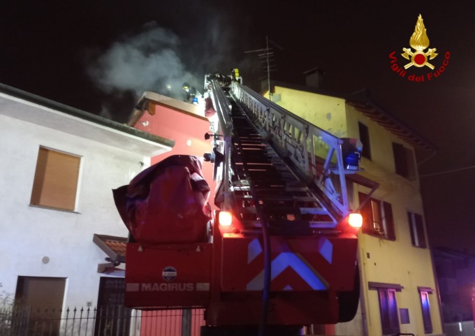 Incendio sul tetto, intervento dei Vigili del Fuoco