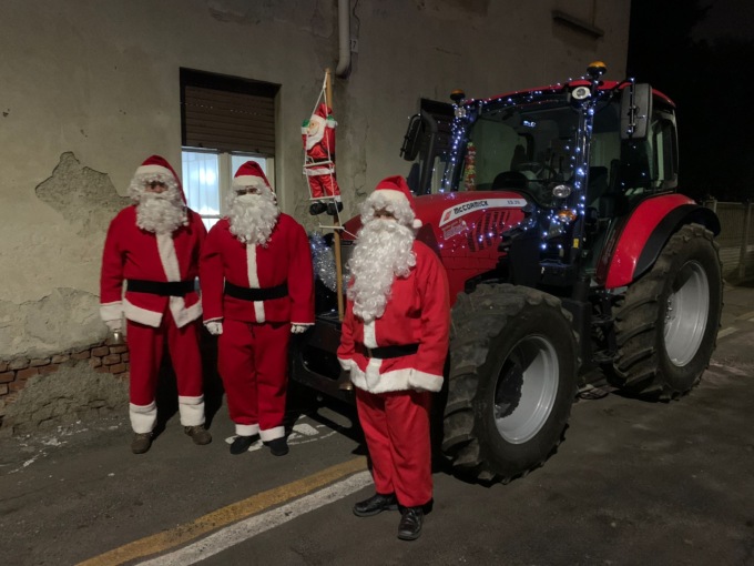 Consegna dei doni da parte dei Babbo Natale del Comitato di via Zara
