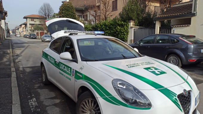 Taglia lo stop e si schianta: paura per una bimba di 2 anni