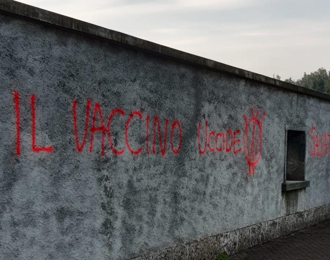 Imbrattate con scritte no vax le mura del cimitero