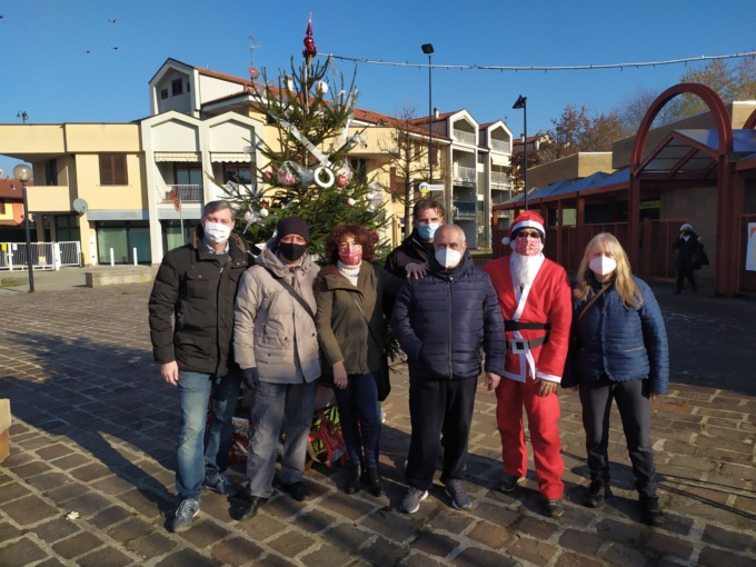 Grande entusiasmo attorno all’albero dell’Associazione Taccona