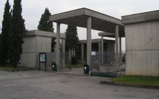Lo abbraccia in lacrime al cimitero, poi gli sfila la catenina dal collo