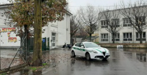 Fumano spinelli tra la scuola e l’oratorio, la Polizia Locale identifica quindici ragazzi