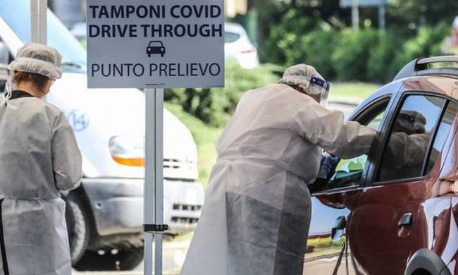 Lunghe attese per gli esiti dei tamponi al drive di Monza