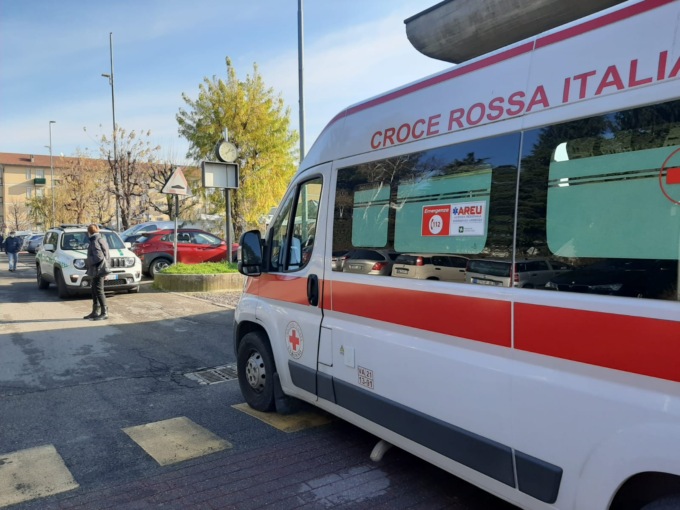 Anziano inciampa in uno scatolone e finisce a terra, ambulanza e Polizia Locale al mercato