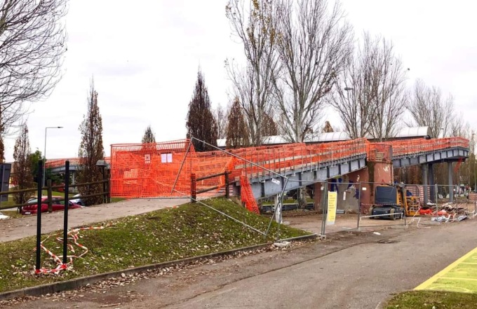 Chiusa la passerella, è rischio per i pedoni