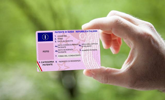Boom di patenti ritirate, il sistema si ingolfa e c’è la beffa