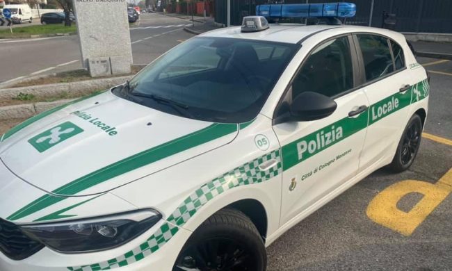 Si masturba in auto mentre passano gli studenti