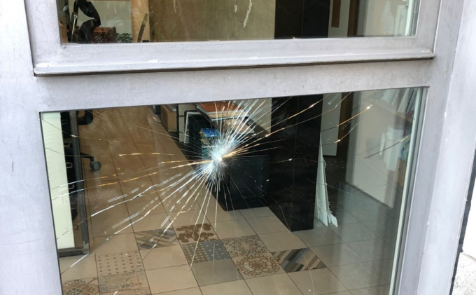 Pavimentazione sconnessa: sampietrino “impazzito” manda in frantumi una vetrina