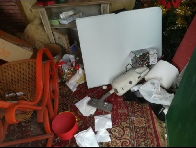 Grave atto vandalico, distrutta la casetta di Babbo Natale