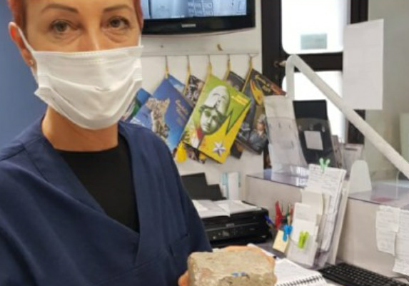 Torna l’incubo dei vandalismi, pietre contro uno studio medico