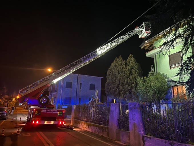 Principio d’incendio in via Curiel, notte di paura a Mezzago