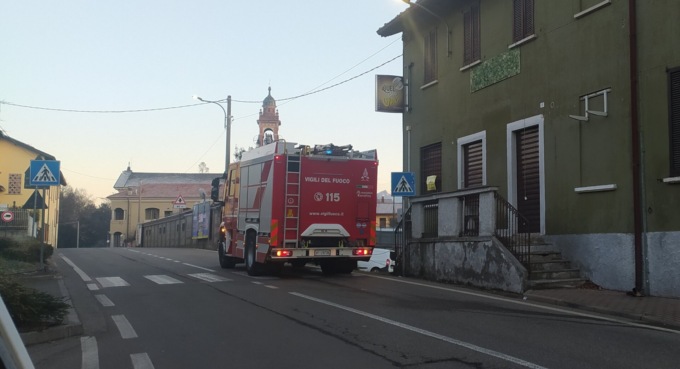 La canna fumaria prende fuoco, pompieri al lavoro a Capriano