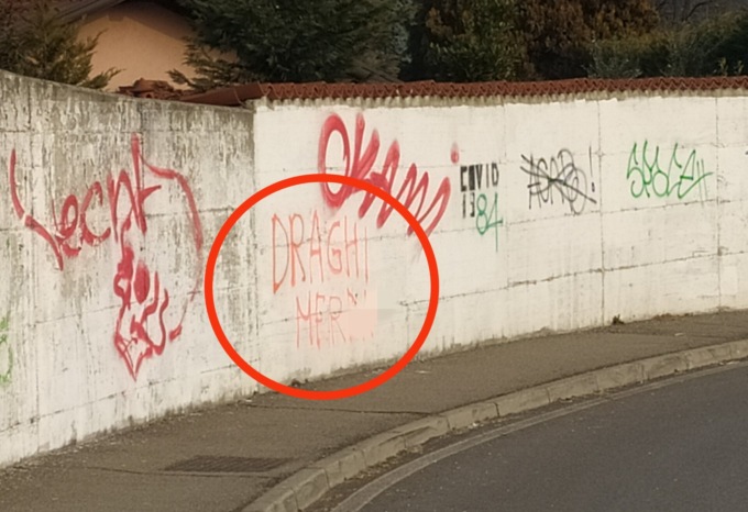 “Draghi m….”: scritte offensive dirette al premier sui muri della scuola