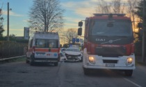 Incidente all'incrocio, automobilisti soccorsi da ambulanza e pompieri