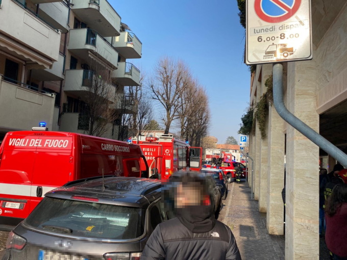 Principio di incendio in una lavanderia: pompieri al lavoro