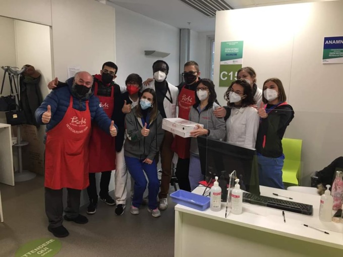 PizzAut oggi è chiuso… i ragazzi all’Hub vaccinale di Monza per sfornare le pizze per medici e infermieri