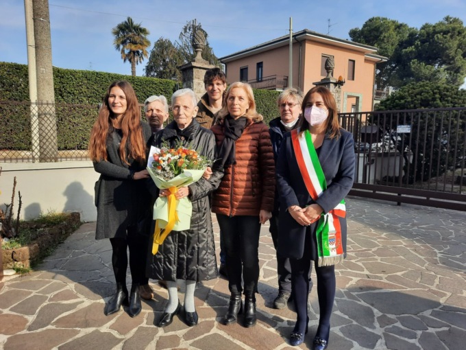 Nonna Rosetta spegne 100 candeline: grande festa per la storica sarta di Velate