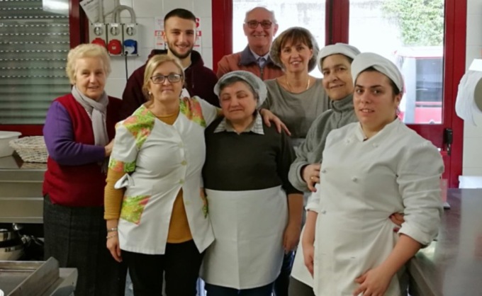 Tanti doni per gli ospiti della Tavola condivisa: “Grazie”