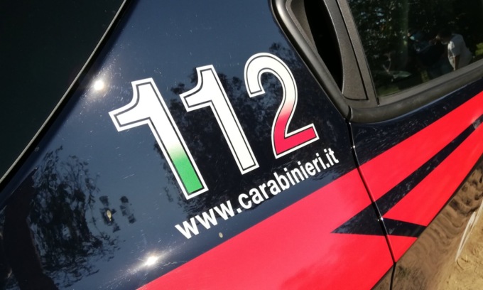 Tentano di truffarlo durante l’acquisto dell’auto, lui manda i Carabinieri