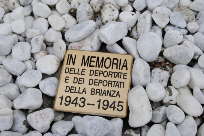 Verso il Giorno della Memoria. Posata una pietra l’inciampo davanti alla sede della Provincia per ricordare tutti i deportati brianzoli