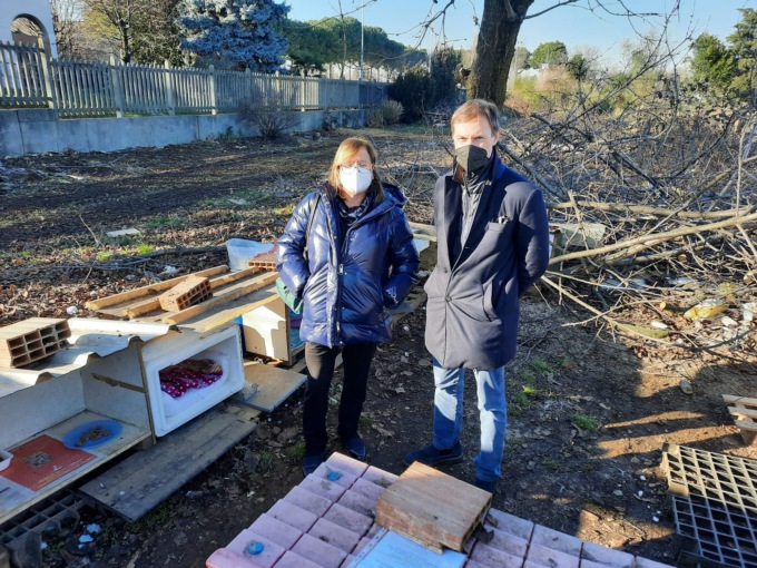 L’onorevole Frassinetti in visita alla colonia felina distrutta al Dosso