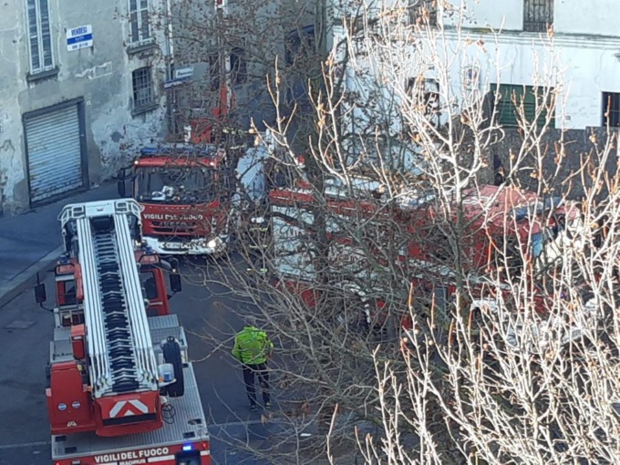 Tetto in fiamme in centro a Giussano