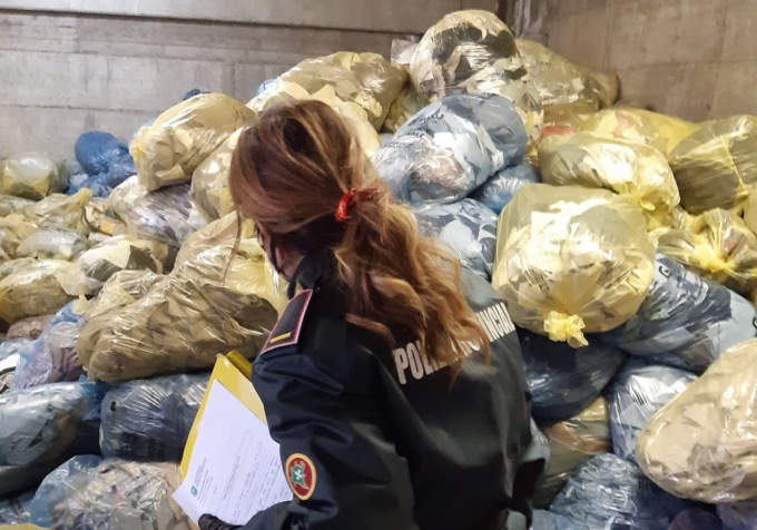 Trovato un deposito illegale di divani e arredamenti imbottiti