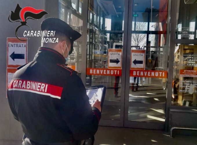 Positivo al Covid, si aggira nel parcheggio del “Bricoman”: fermato e denunciato
