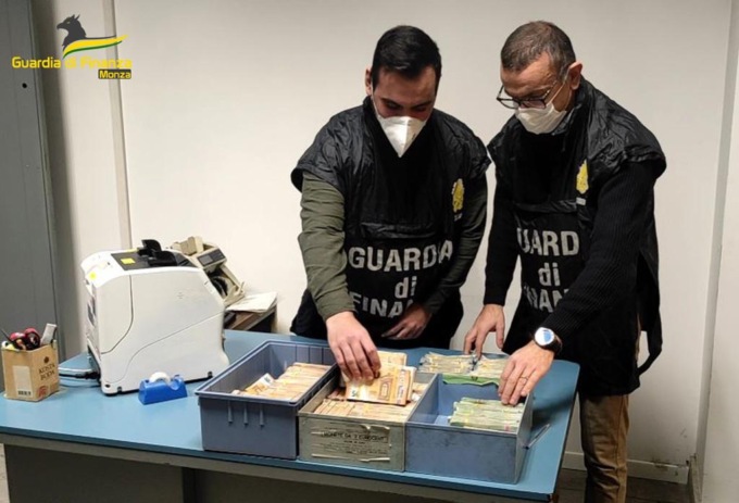 Prosciugavano il conto di un anziano: tre indagati e un arresto
