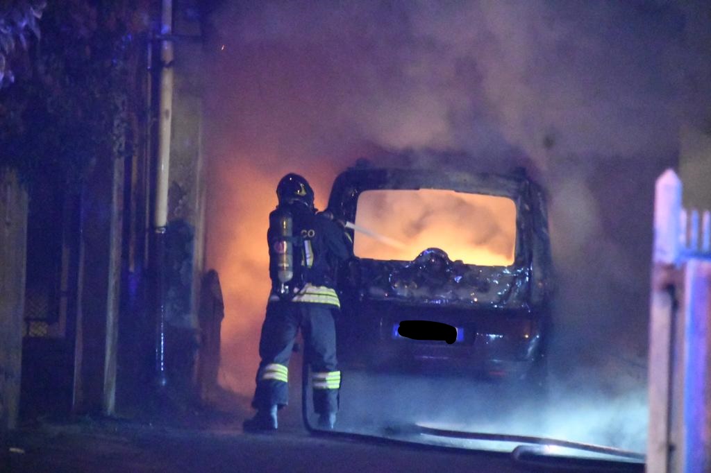 Muggiò automobile prende fuoco corte pompieri Vigili del fuoco incendio