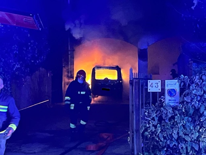 Automobile prende fuoco in una corte