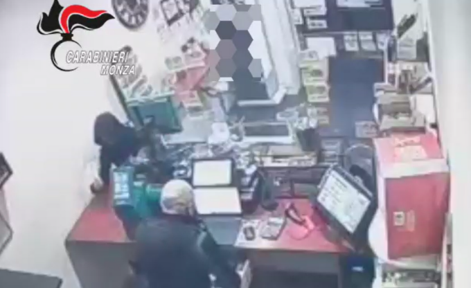 Rapine a mano armata nei supermercati e nelle farmacie: 17enne finisce in comunità