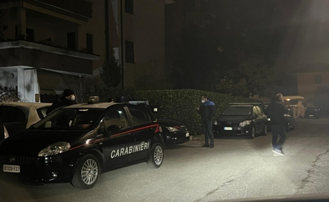 Corre in strada per chiedere aiuto, viene soccorso ma muore in ospedale