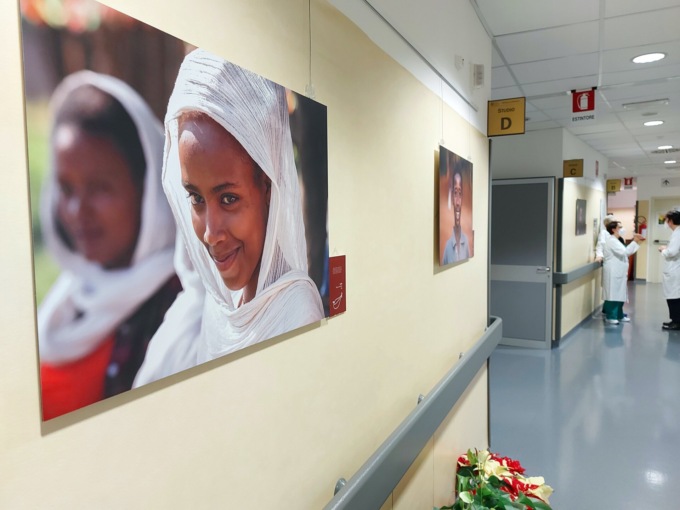 La mostra “Sorridi, è gratis” arriva nel reparto di Oncologia di Vimercate
