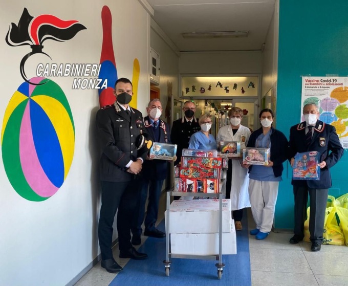 Sorpresa per i bambini ricoverati in ospedale a Desio: i Carabinieri scortano la befana