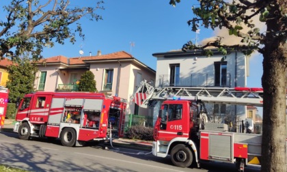 Tetto di una abitazione in fiamme: sei mezzi dei pompieri a Biassono