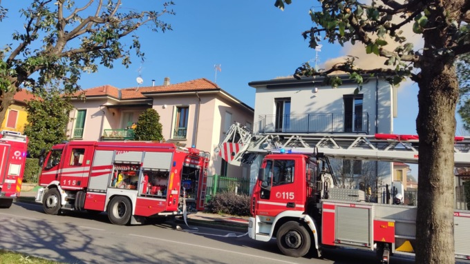 Tetto di una abitazione in fiamme: sei mezzi dei pompieri a Biassono